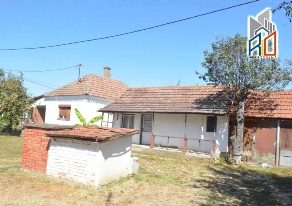 NA PRODAJU!  Seosko domaćinstvo u Crvenoj Jabuci kod Uba