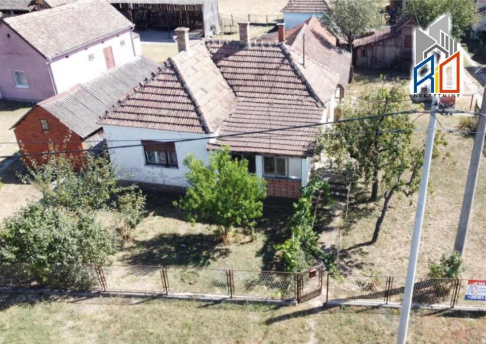 NA PRODAJU!  Seosko domaćinstvo u Crvenoj Jabuci kod Uba
