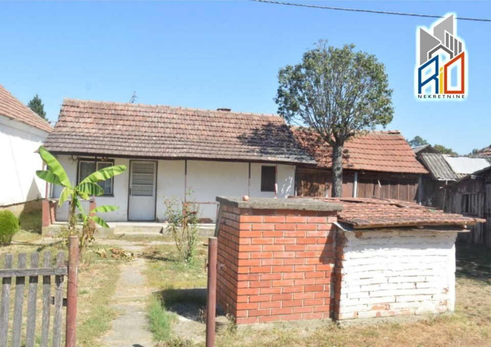 NA PRODAJU!  Seosko domaćinstvo u Crvenoj Jabuci kod Uba