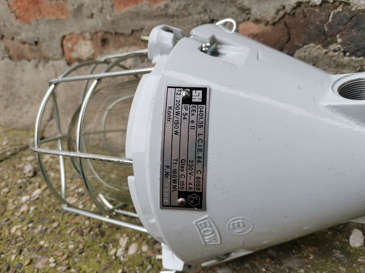 2 industrijske lampe nekorišćene