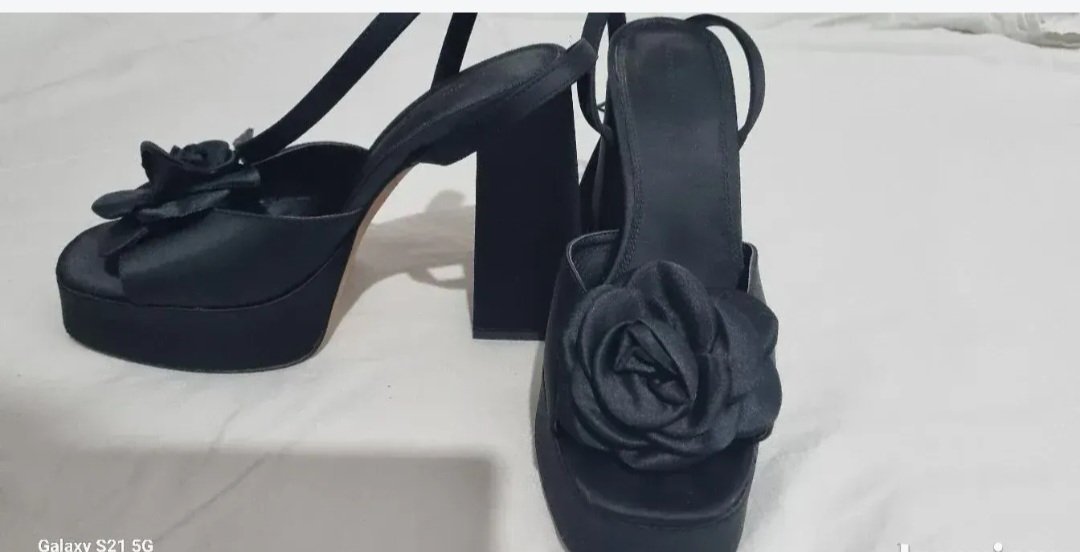 EXTRA:Reserved crne sandale sa platformom 40