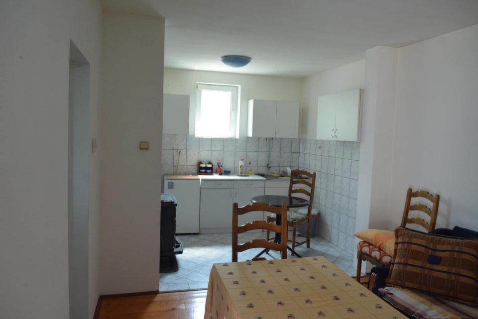 Useljive 2 kuce u blizini centra Uba  200 m2  