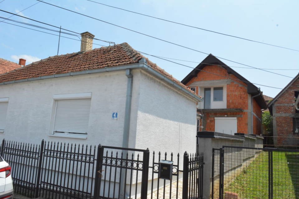 Useljive 2 kuce u blizini centra Uba  200 m2  