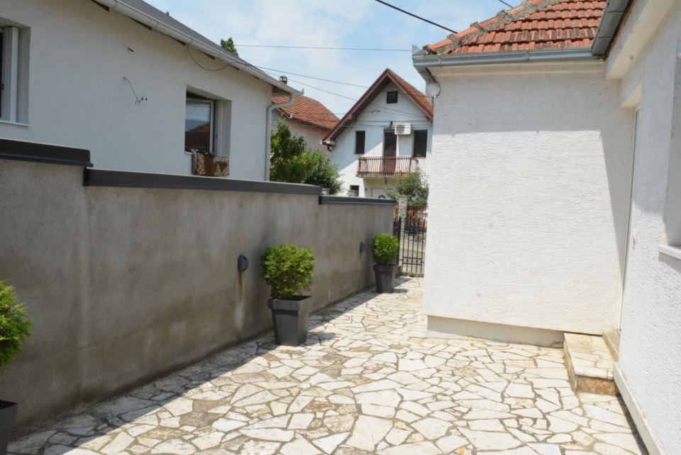 Useljive 2 kuce u blizini centra Uba  200 m2  