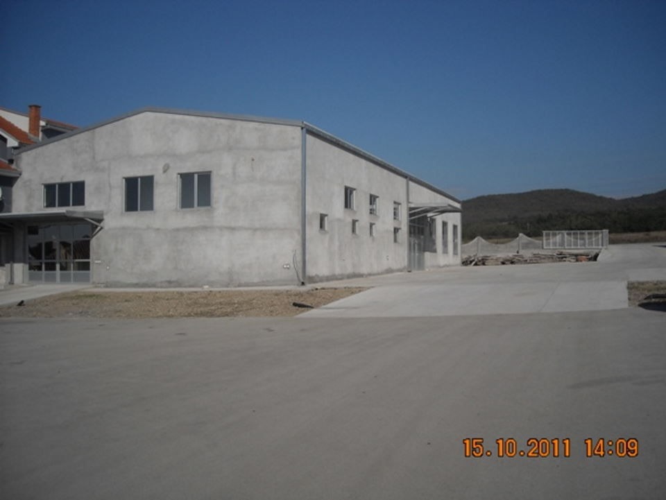 Izdajem halu 1000 m2 plus poslovni prostor 200 m2 