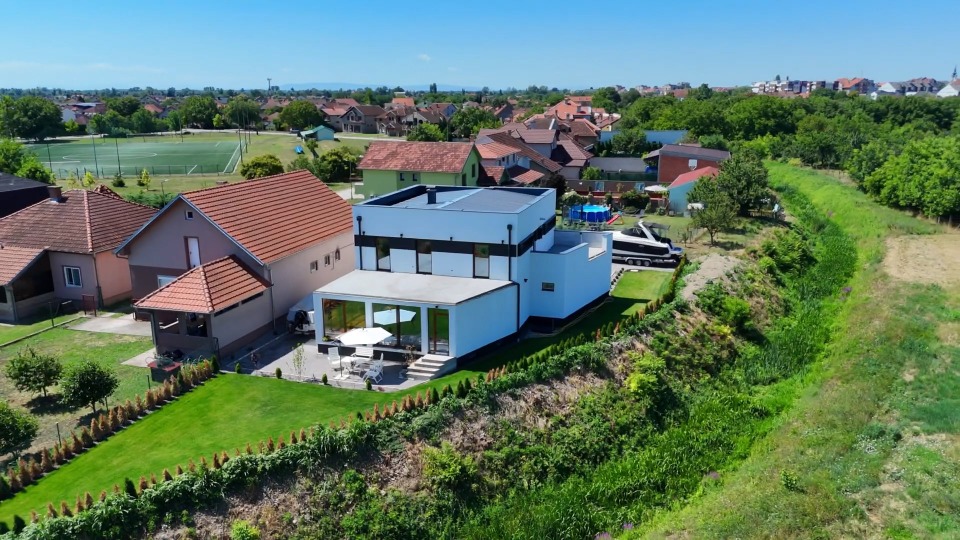Kuća na prodaju 327m2 Sremska Mitrovica 327000€