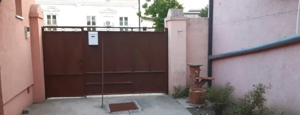 Prodajem kucu u Beceju