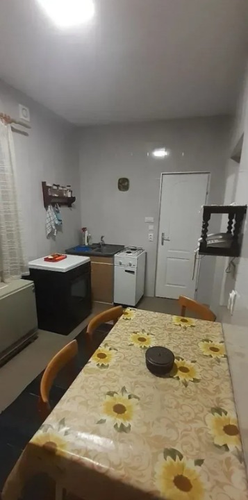 Prodajem kucu u Beceju