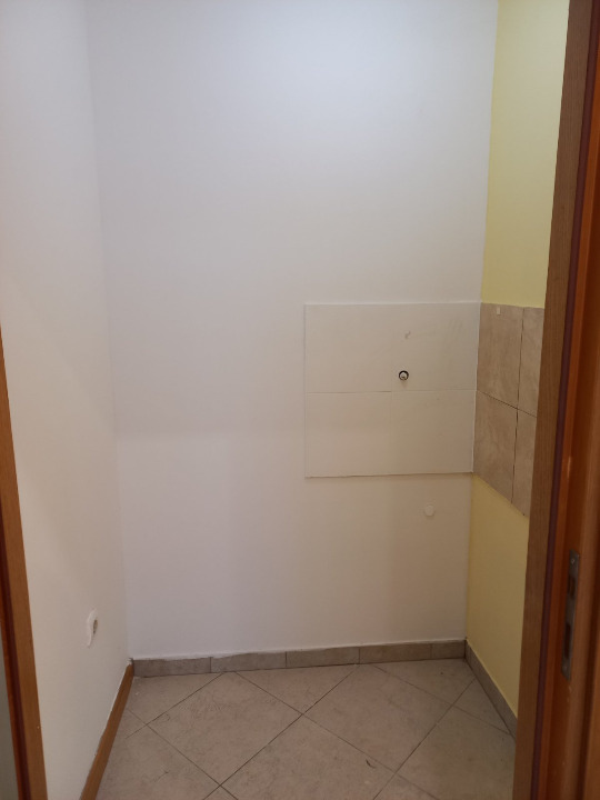Izdajem lokal površine 18 m2 Bogdana Tirnanica 12, kod Lidla u Despota Stefana
