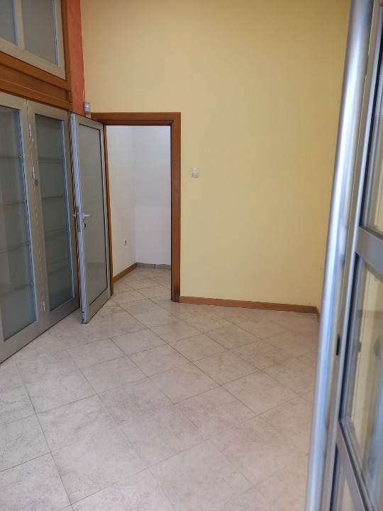 Izdajem lokal površine 18 m2 Bogdana Tirnanica 12, kod Lidla u Despota Stefana