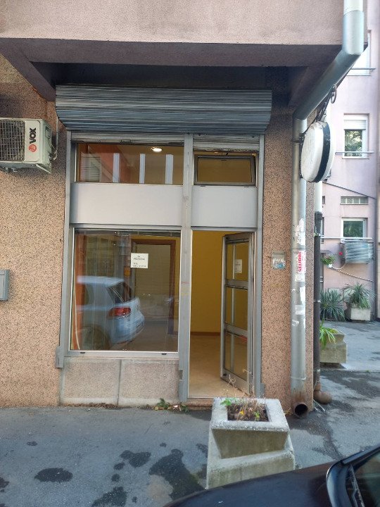 Izdajem lokal površine 18 m2 Bogdana Tirnanica 12, kod Lidla u Despota Stefana