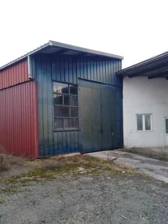 Prodajem ili izdajem halu-Kraljevo