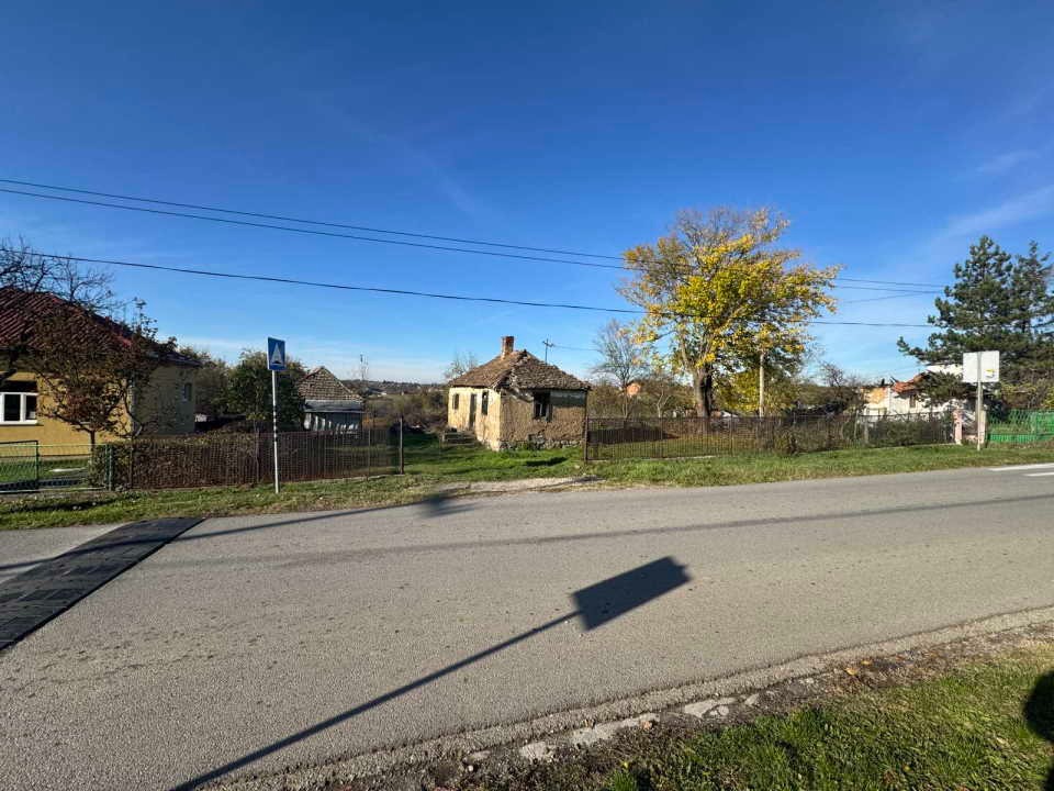 Prodajem plac sa kućom pored škole, Glumčevo Brdo 