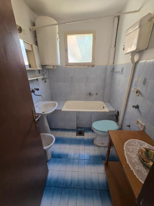 Kuca na atraktivnoj lokaciji sa lokalom i magacinom