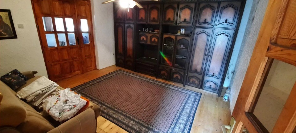 Kuca na atraktivnoj lokaciji sa lokalom i magacinom