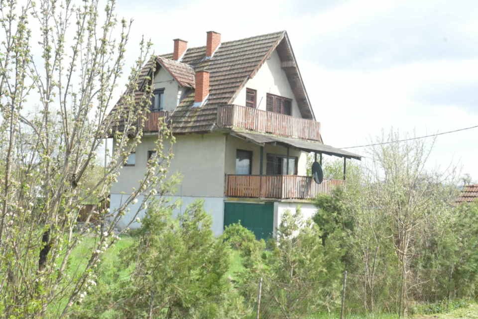 Useljiva kuca sa 6.5 ari placa na 3 etaze  