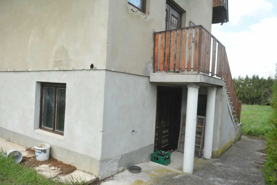 Useljiva kuca sa 6.5 ari placa na 3 etaze  