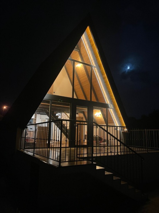 Na prodaju 2 A-Frame kuce sa bazenima
