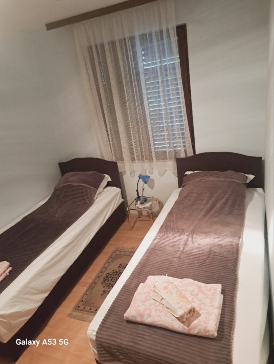 Izdaje se apartman-vikendica Ivanka,Srebrno jezero
