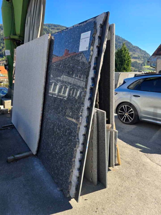 Prodajem vecu kolicinu poliranih  granitnih ploca 2cm 3cm dosta  alata, freza, viljuskara, kranova, 