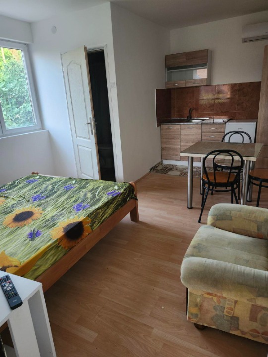 Sredjena kuca 200m2 sa visokim zidovima i potpuno privatnoscu-4km od Soko Banje-Resnik