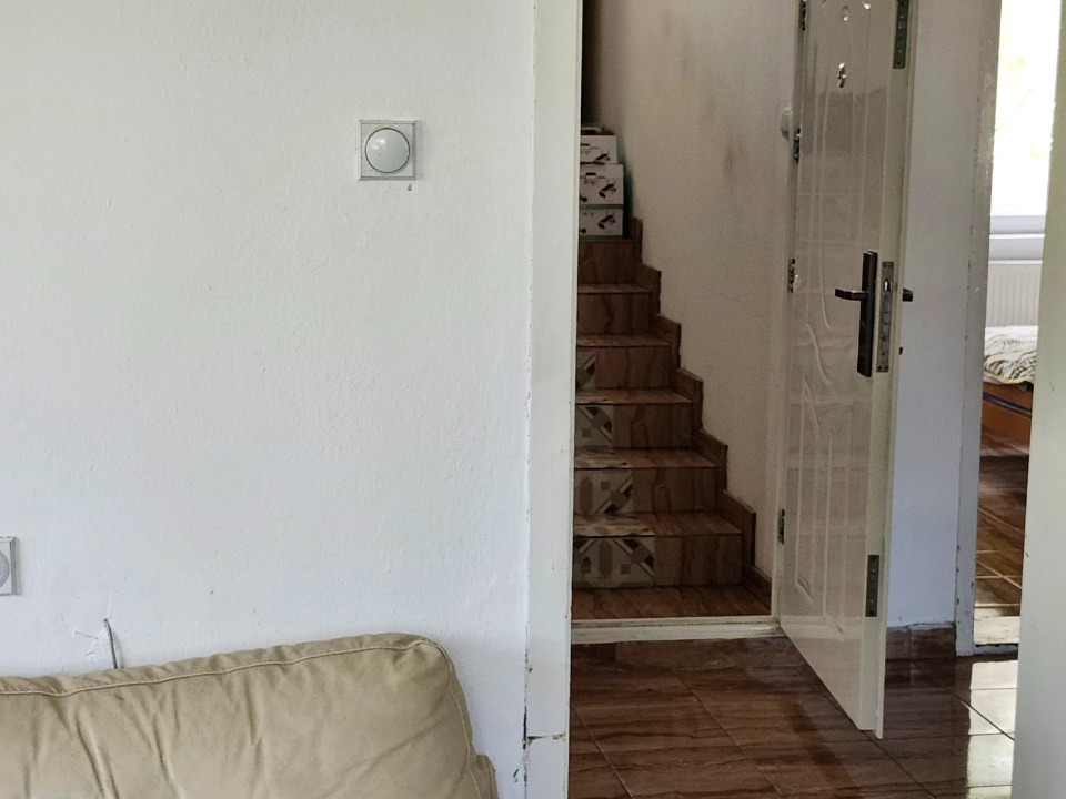 Sredjena kuca 200m2 sa visokim zidovima i potpuno privatnoscu-4km od Soko Banje-Resnik