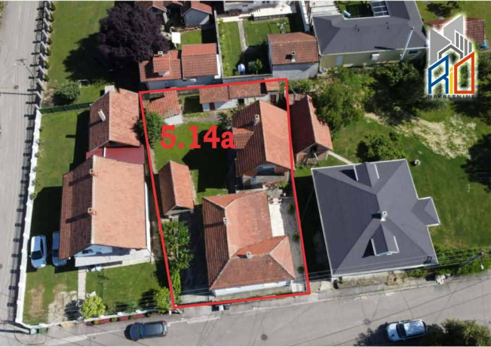 Na prodaju useljive 2 kuće u mirnom delu Uba 