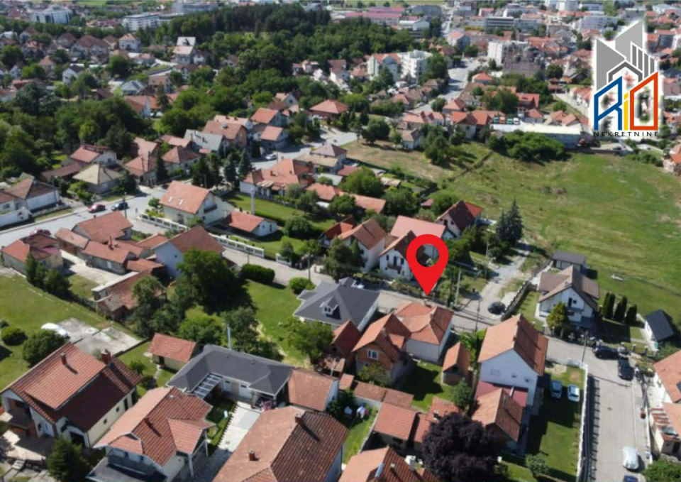 Na prodaju useljive 2 kuće u mirnom delu Uba 