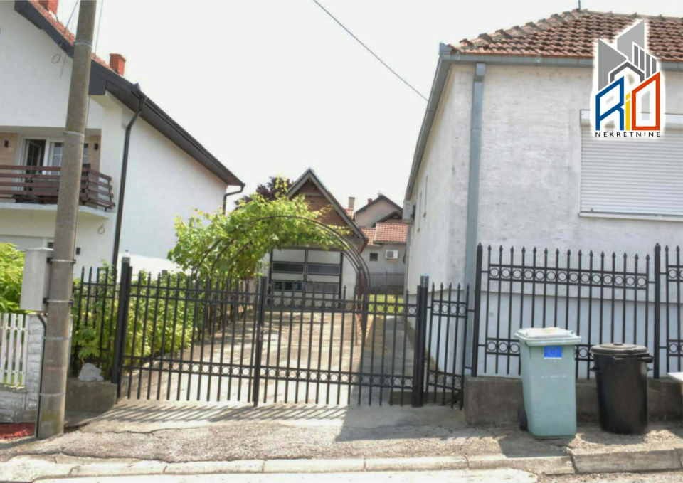 Na prodaju useljive 2 kuće u mirnom delu Uba 