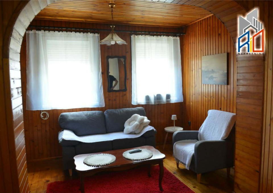 Na prodaju useljive 2 kuće u mirnom delu Uba 