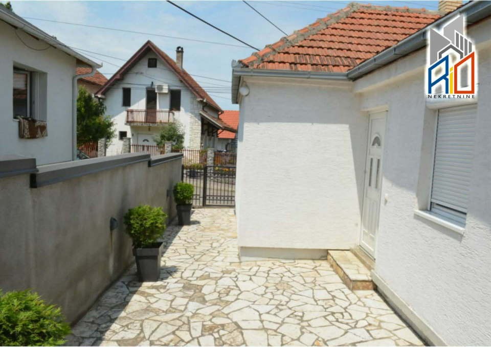 Na prodaju useljive 2 kuće u mirnom delu Uba 
