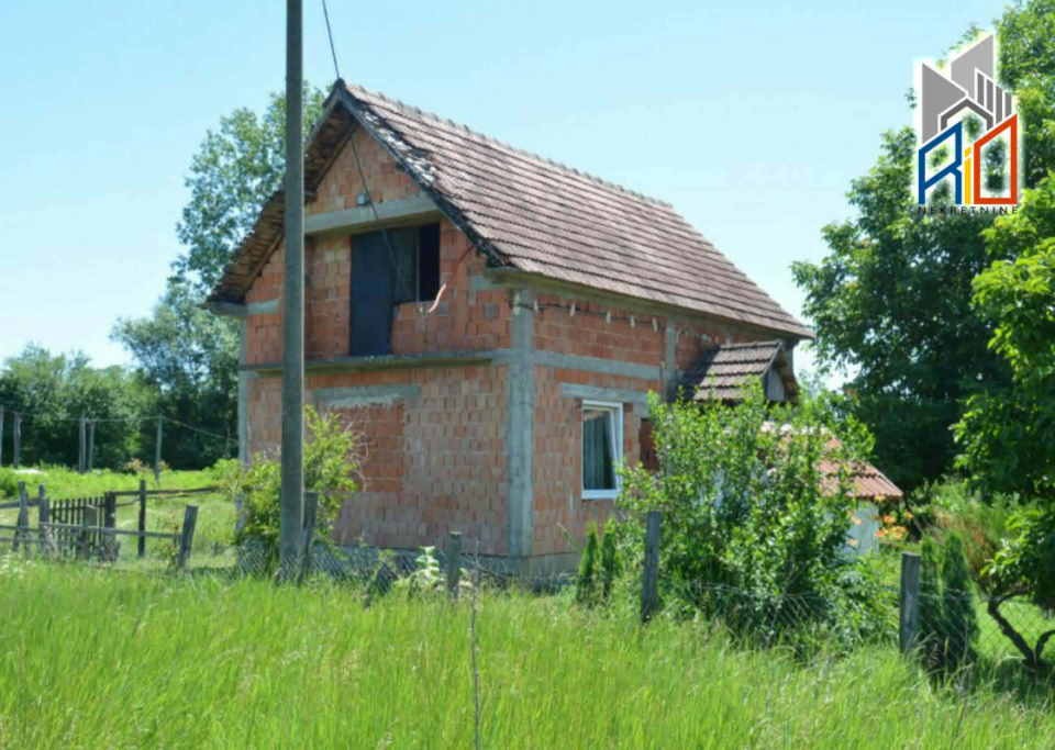 Na prodaju kuća u Crvenoj Jabuci kod Uba  