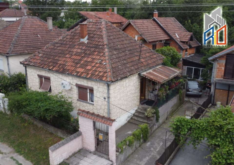 NA PRODAJU!   Useljive dve kuće na korak od centra Uba  